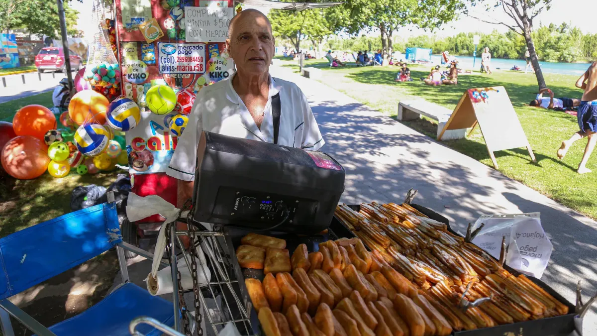 Río Limay, un imán para vendedores ambulantes: precios y productos en los balnearios