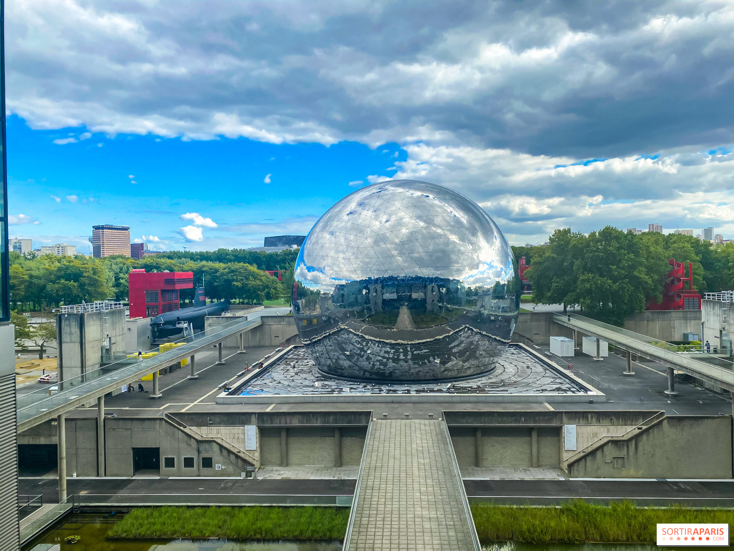 Después de 6 años de obras, París celebra la reapertura de La Géode: un símbolo de arquitectura y cine avanzado 