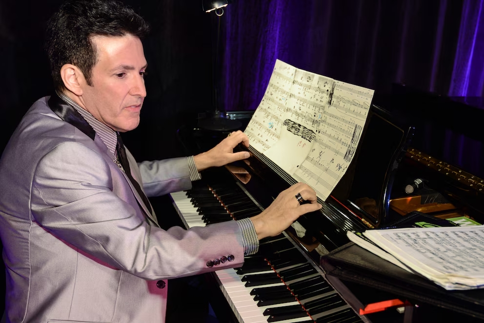 Eric Vetro, el maestro que le enseña a cantar a los famosos de Hollywood