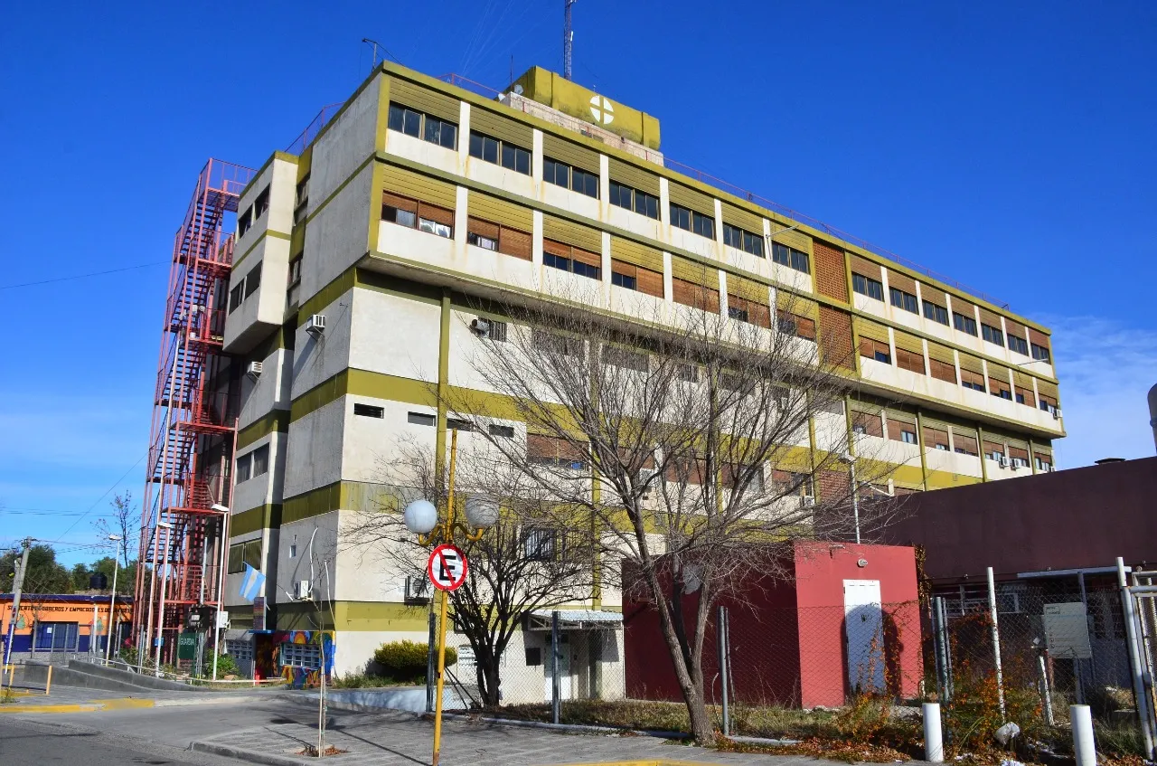 Escándalo con cirujano: ocupó el único quirófano del Hospital para una lipo a su esposa