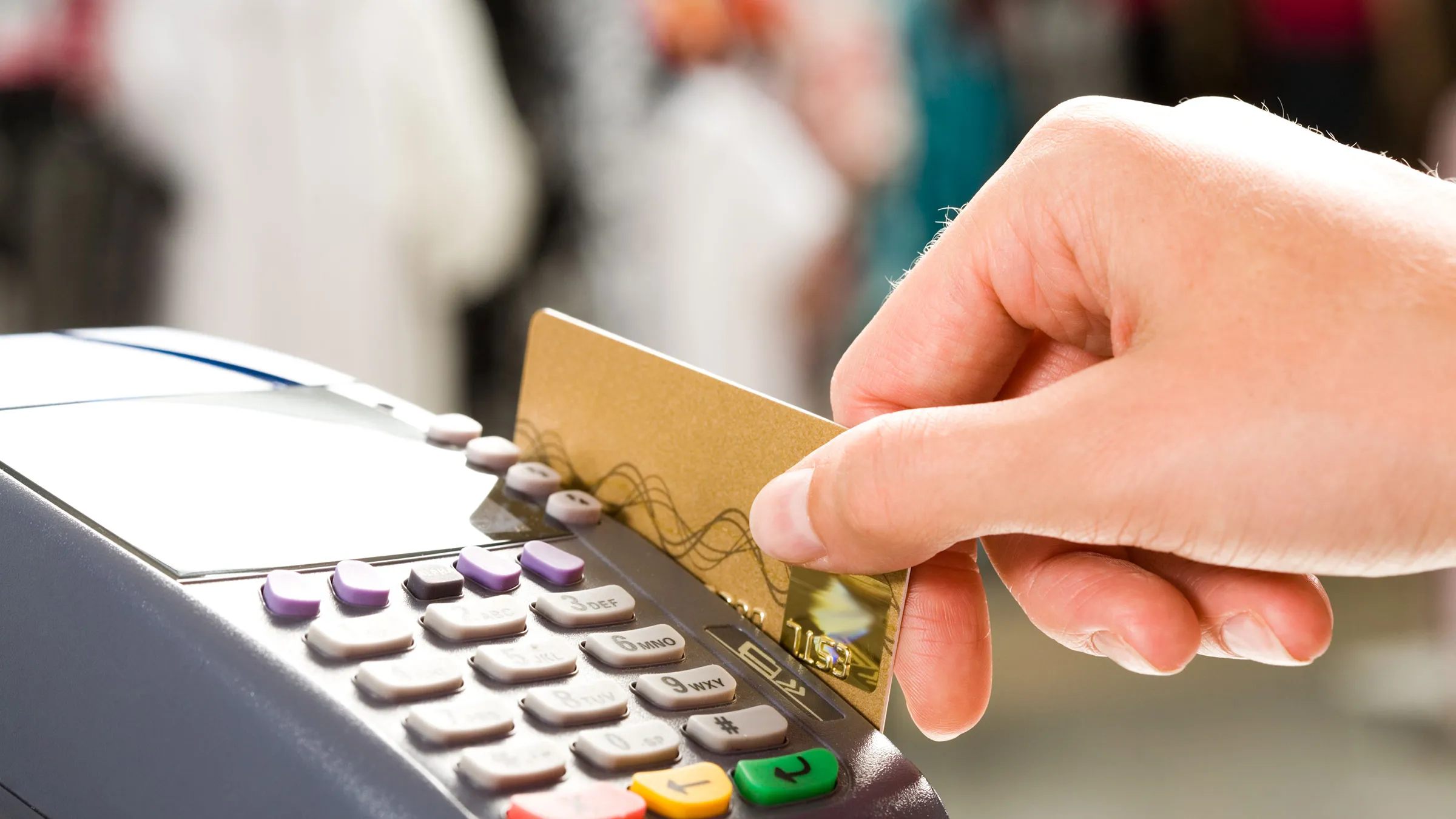 Suben las tasas y cae el financiamiento con tarjeta en julio