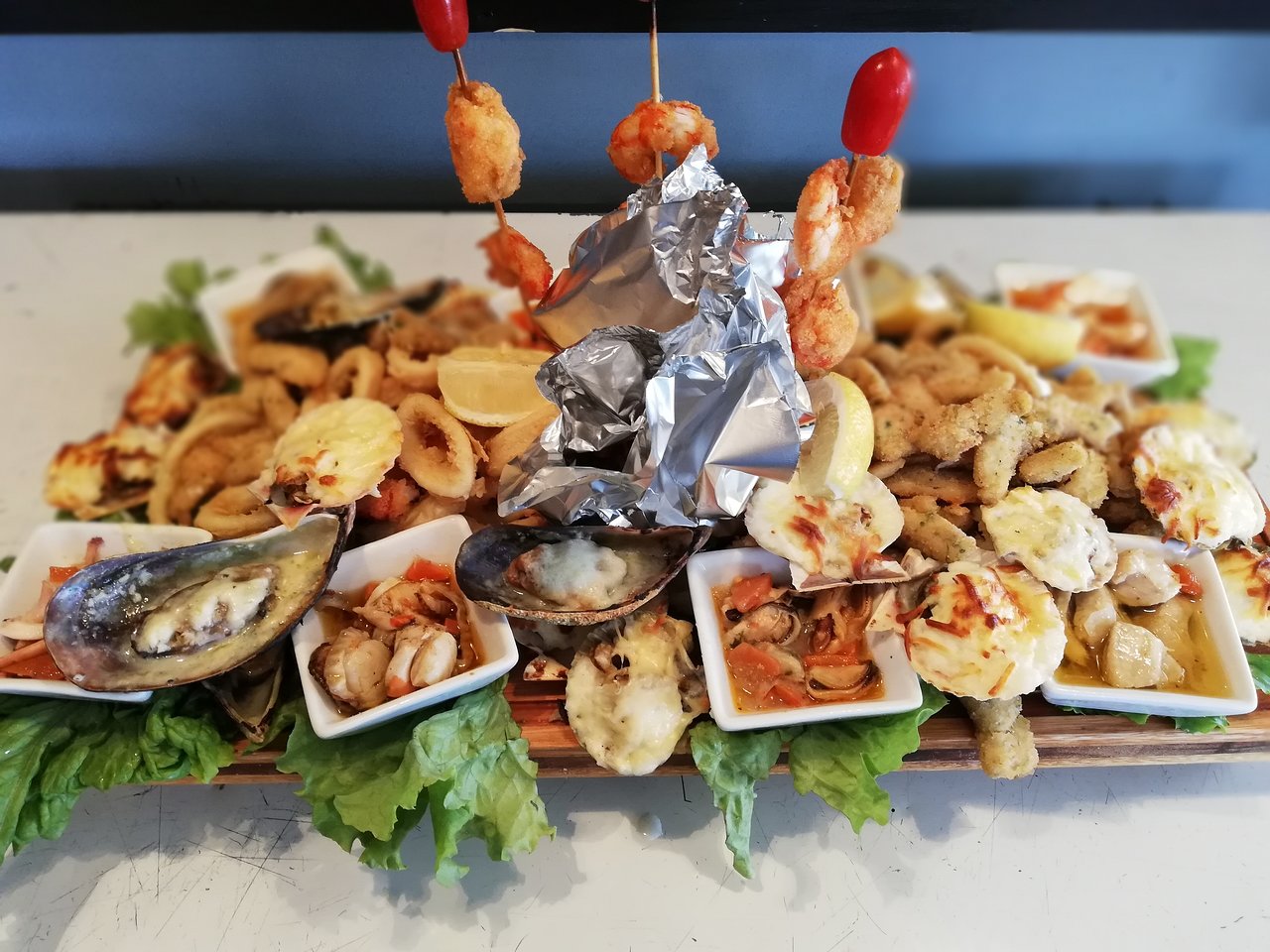 Cuánto sale una picada de mariscos completa en Las Grutas 