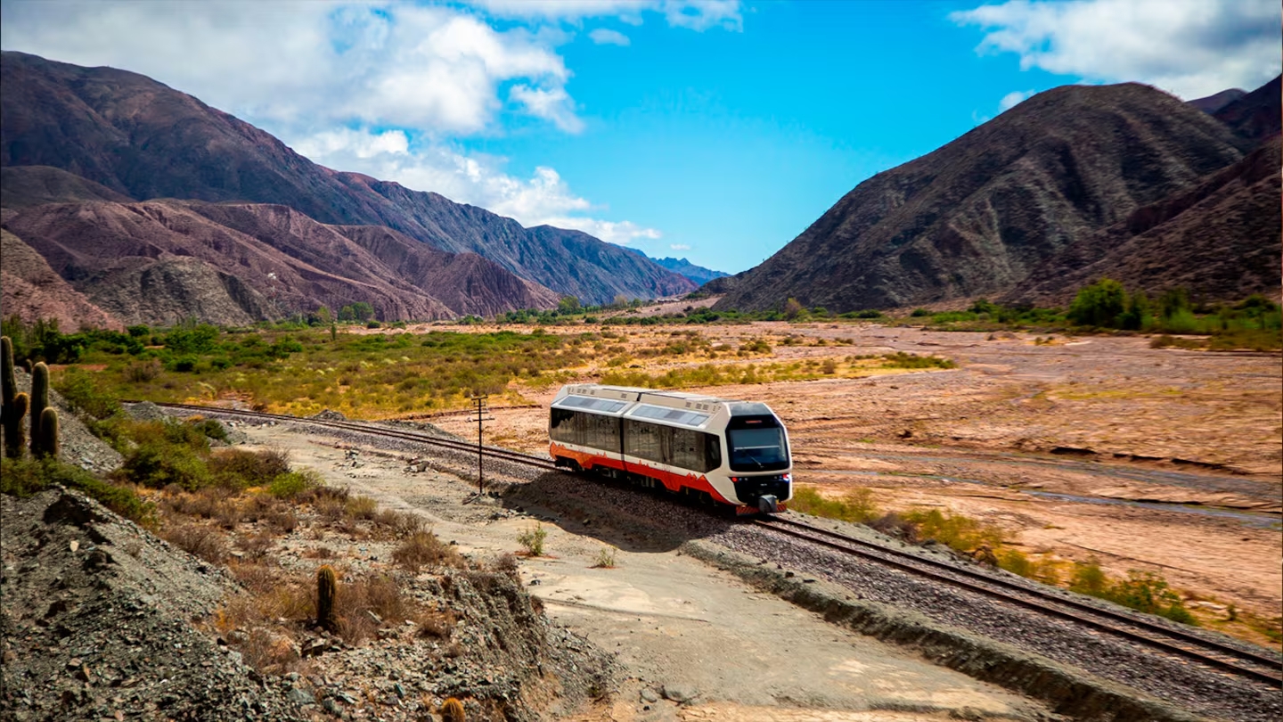 Está en la Argentina: la ciudad que tiene el primer tren solar de Latinoamérica
