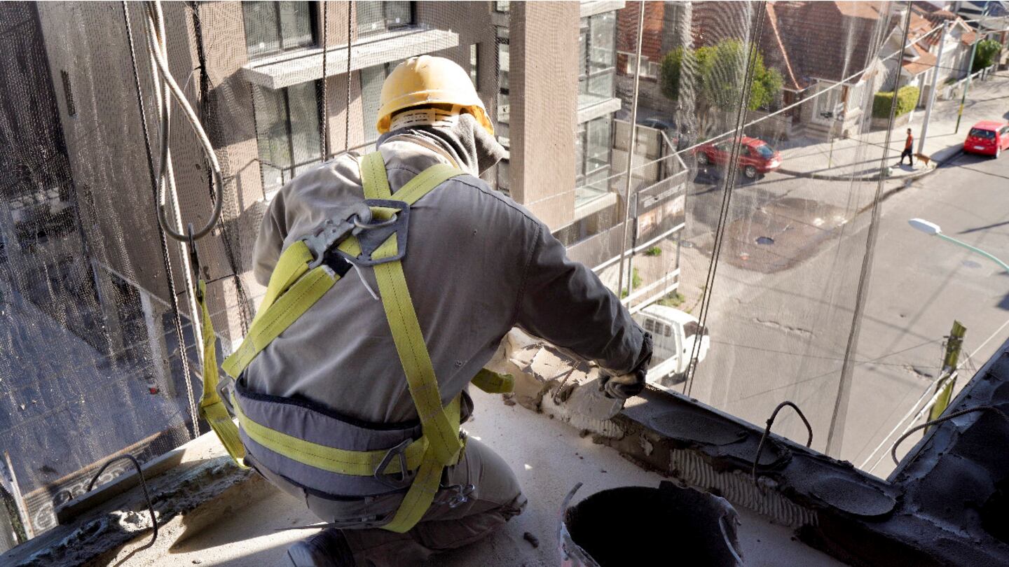 Junio mostró caída en el empleo privado y aumento en el sector público