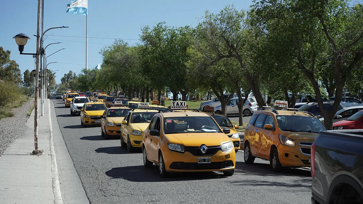 Acusan a taxistas y remiseros de operar ilegalmente con Uber en Neuquén.