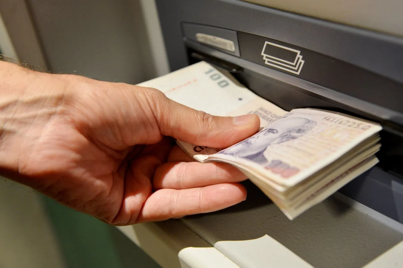 Estatales y jubilados de Neuquén cobran sus haberes: cuánto suben los montos