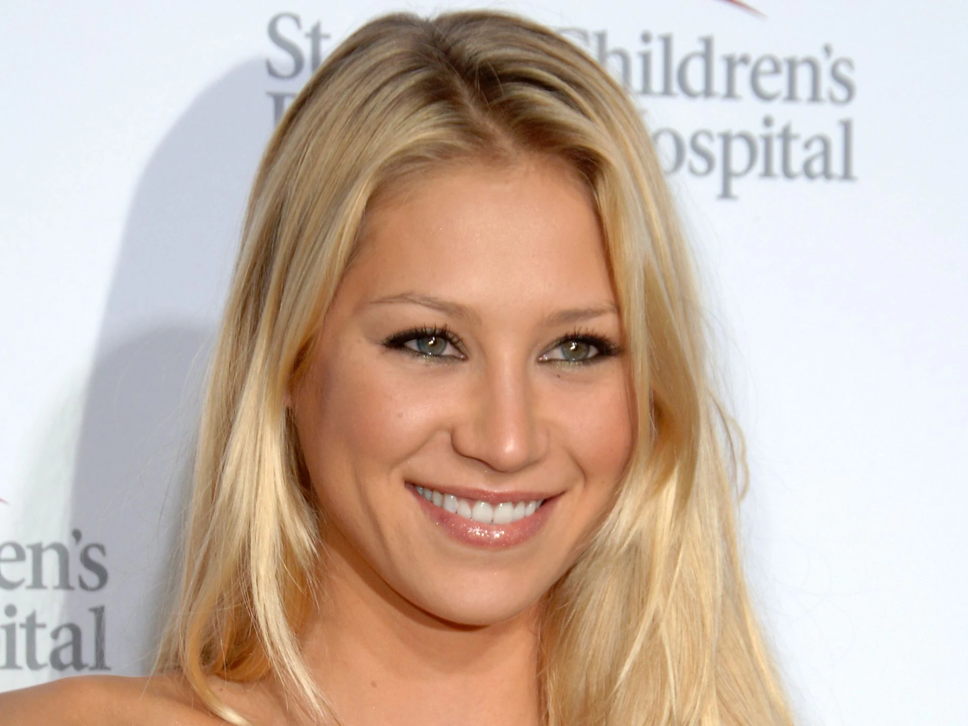 Anna Kournikova reapareció después de dos años: se mostró en silla de ruedas y su salud generó preocupación