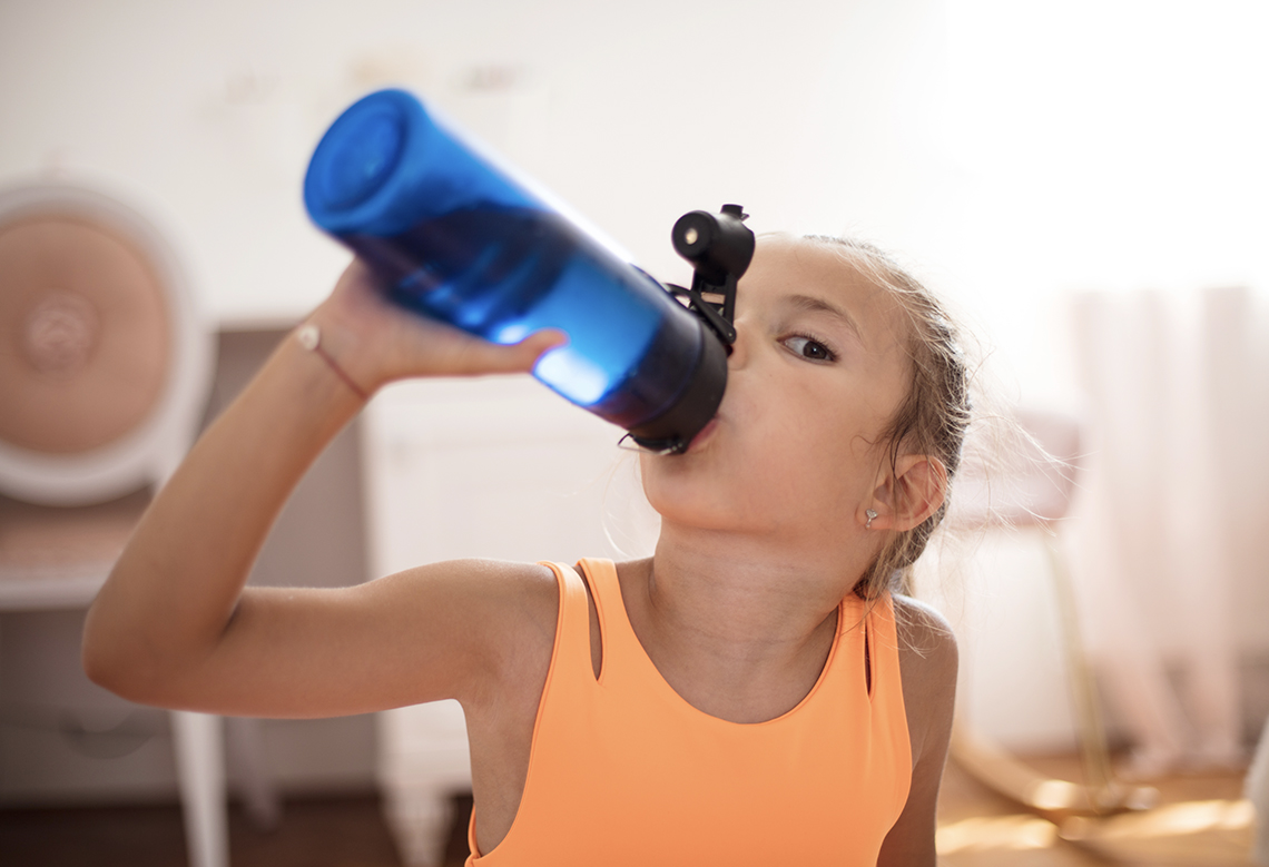 Hidratación en niños y adolescentes: cuáles son las alternativas más saludables, según los expertos