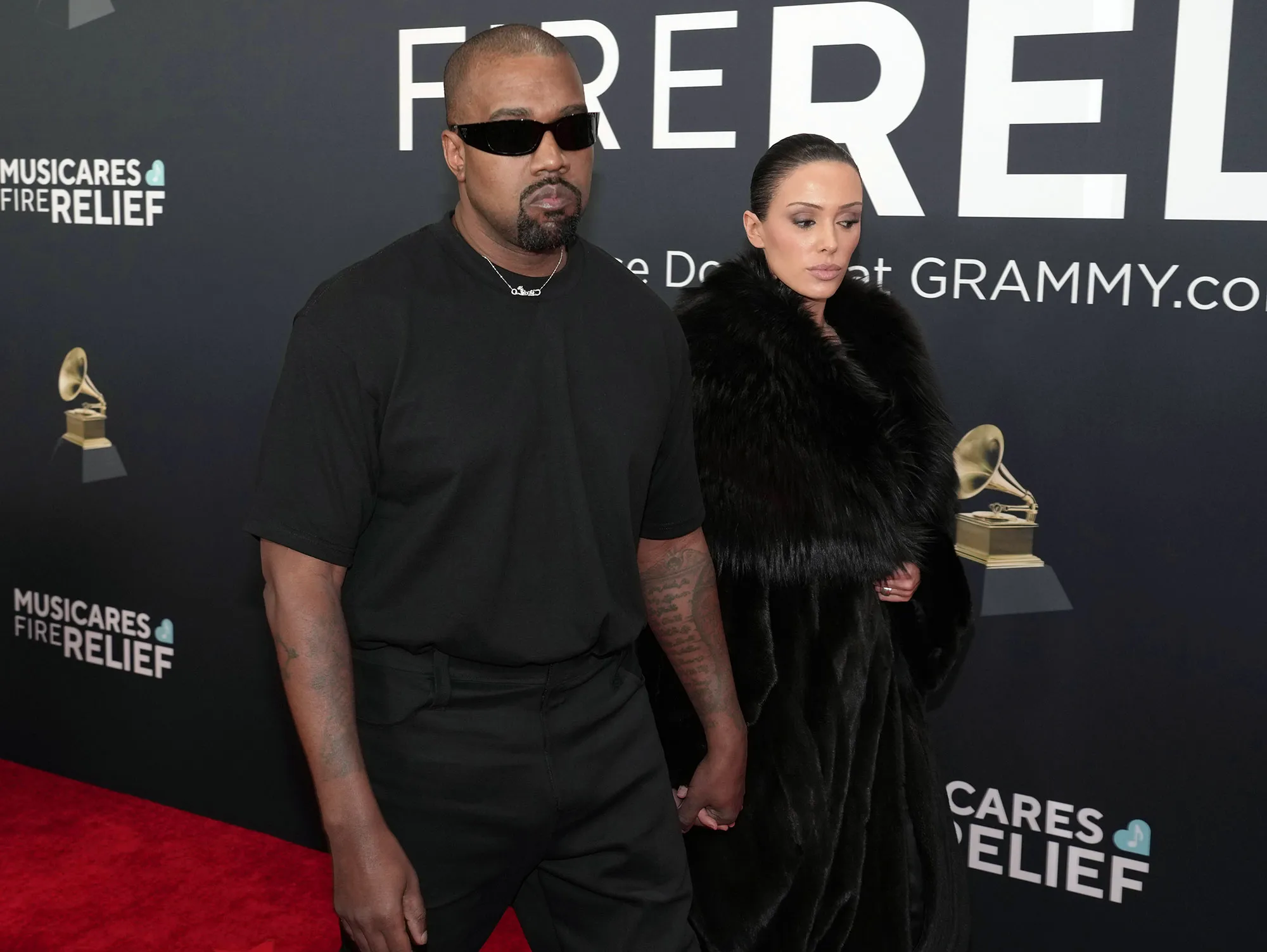 Revuelo en los premios Grammy 2025: Bianca Censori, la esposa de Kanye West, posó con un vestido totalmente transparente