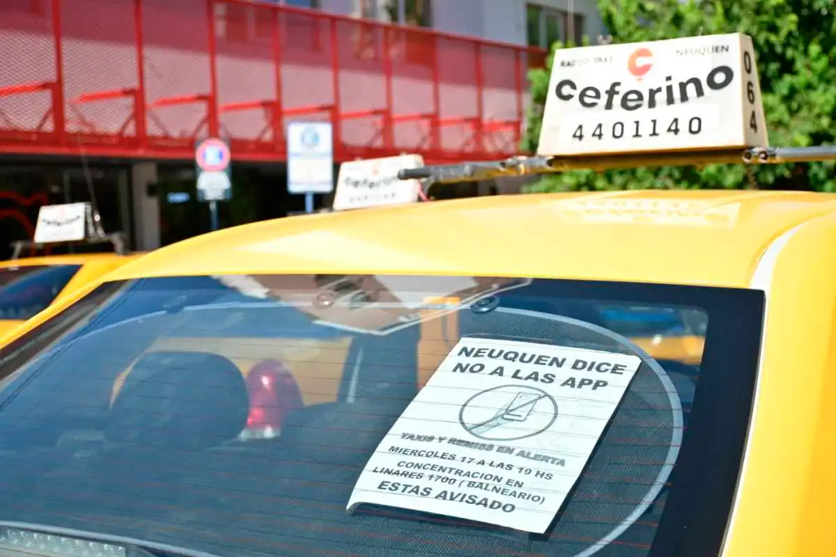 Uber reaviva la controversia sobre los taxis en Neuquén.