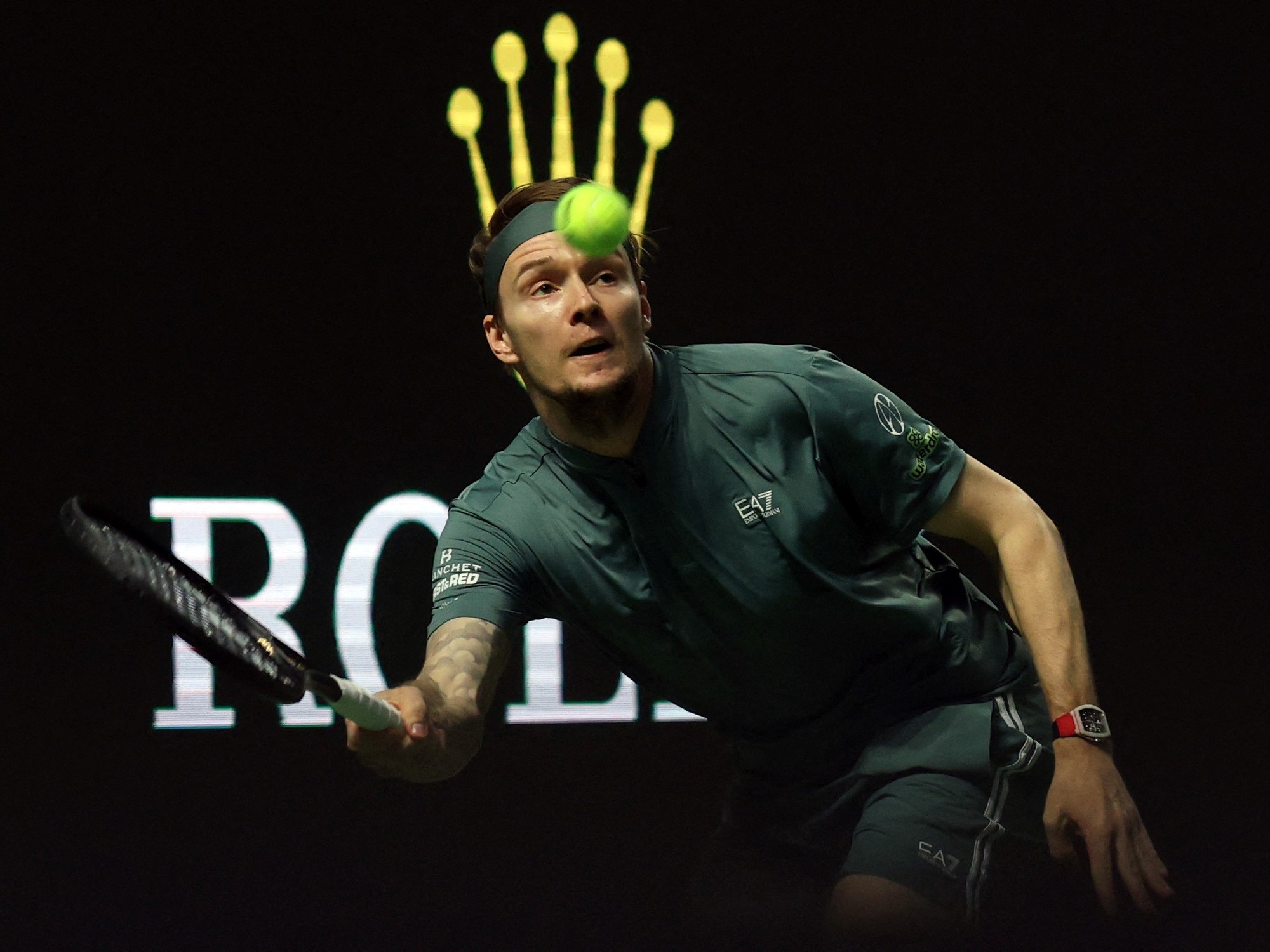 Bublik se lastimó la mano en un arranque, remontó y pasó a octavos en Shanghai