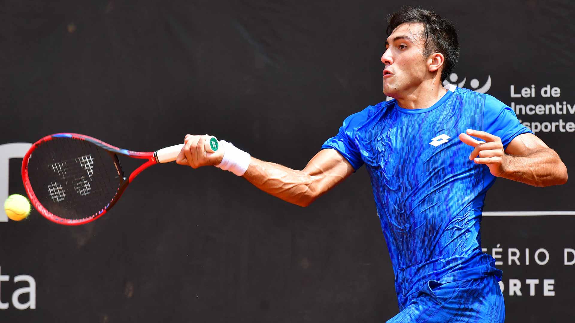 Es hijo de un campeón del mundo y ganó su primer título en el tenis de una manera insólita