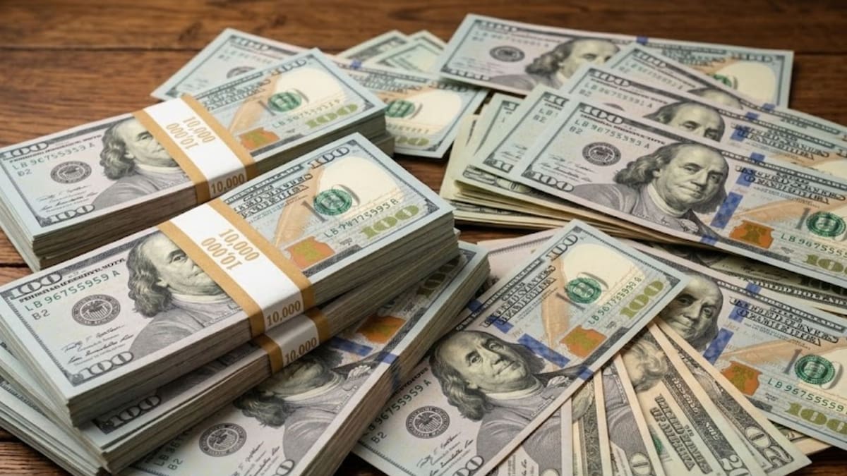 El dólar blue cerró a $1.555 y el oficial a $1.535 este lunes