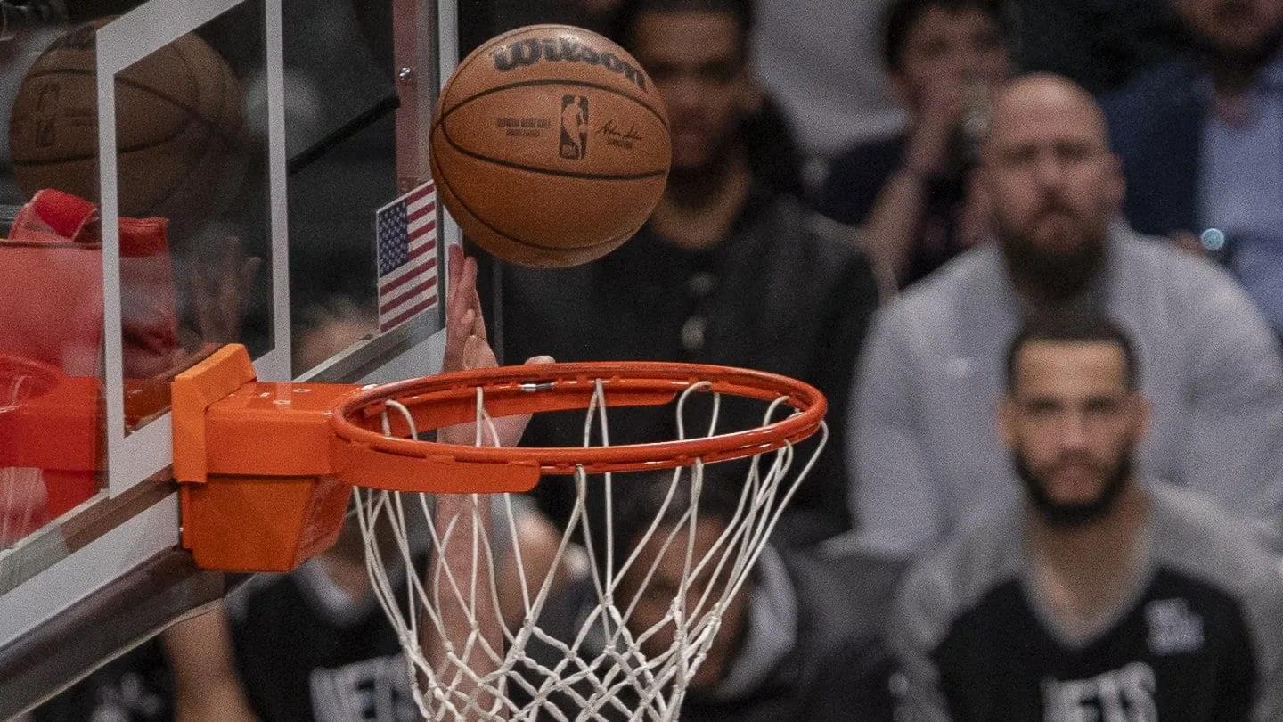 Booker marca un hito en los Suns y los Warriors se imponen pese a las dudas sobre su futuro