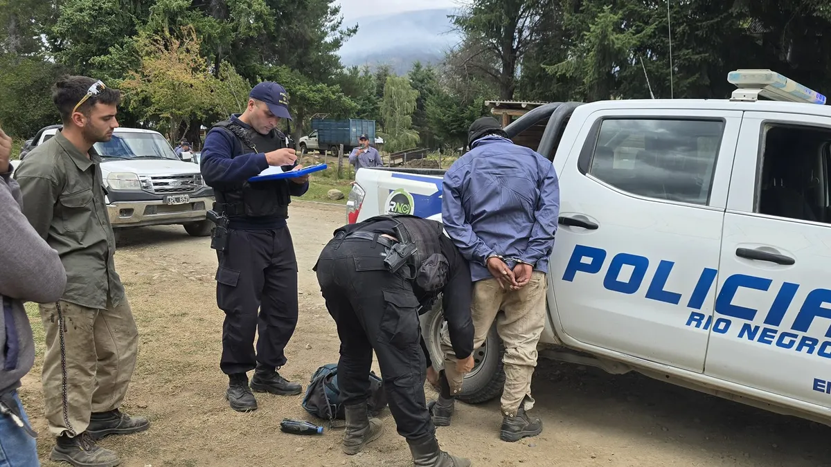 Tres detenidos en El Bolsón por los incendios, hallan un líquido sospechoso