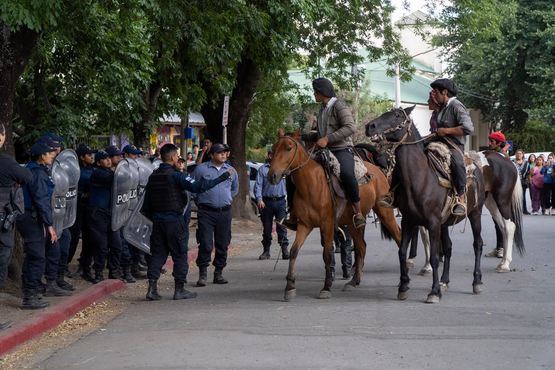 Tensión en El Bolsón: manifestaciones en la comisaría tras la detención de tres personas