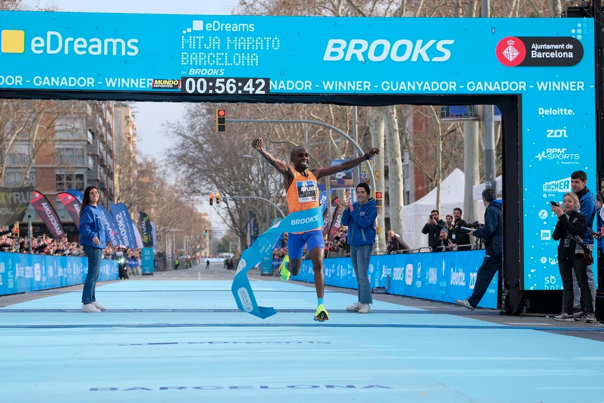 Histórico récord mundial: Jacob Kiplimo se convirtió en el primer atleta en bajar los 57 minutos en la media maratón