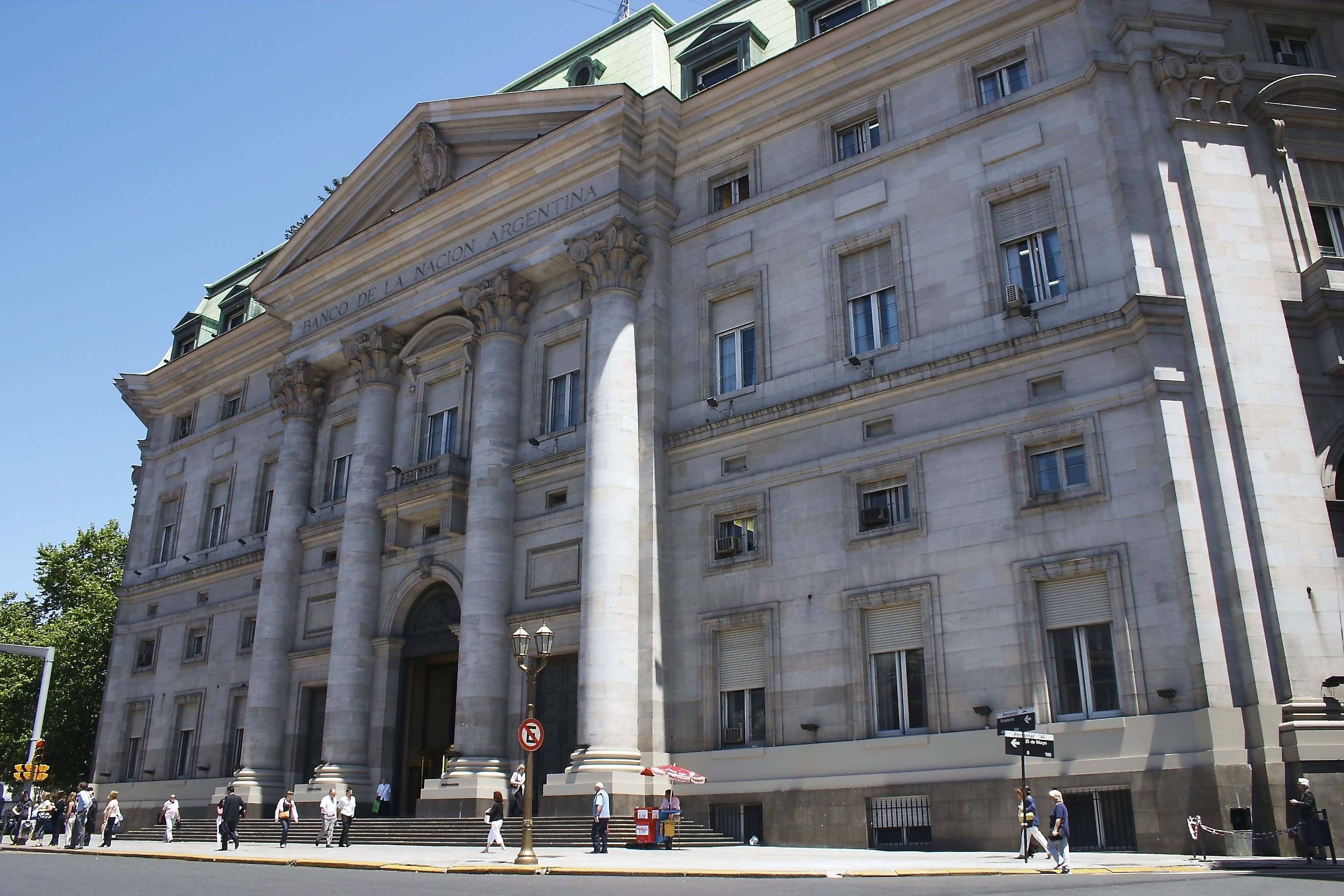 Por decreto, Milei transformó el Banco Nación en una Sociedad Anónima