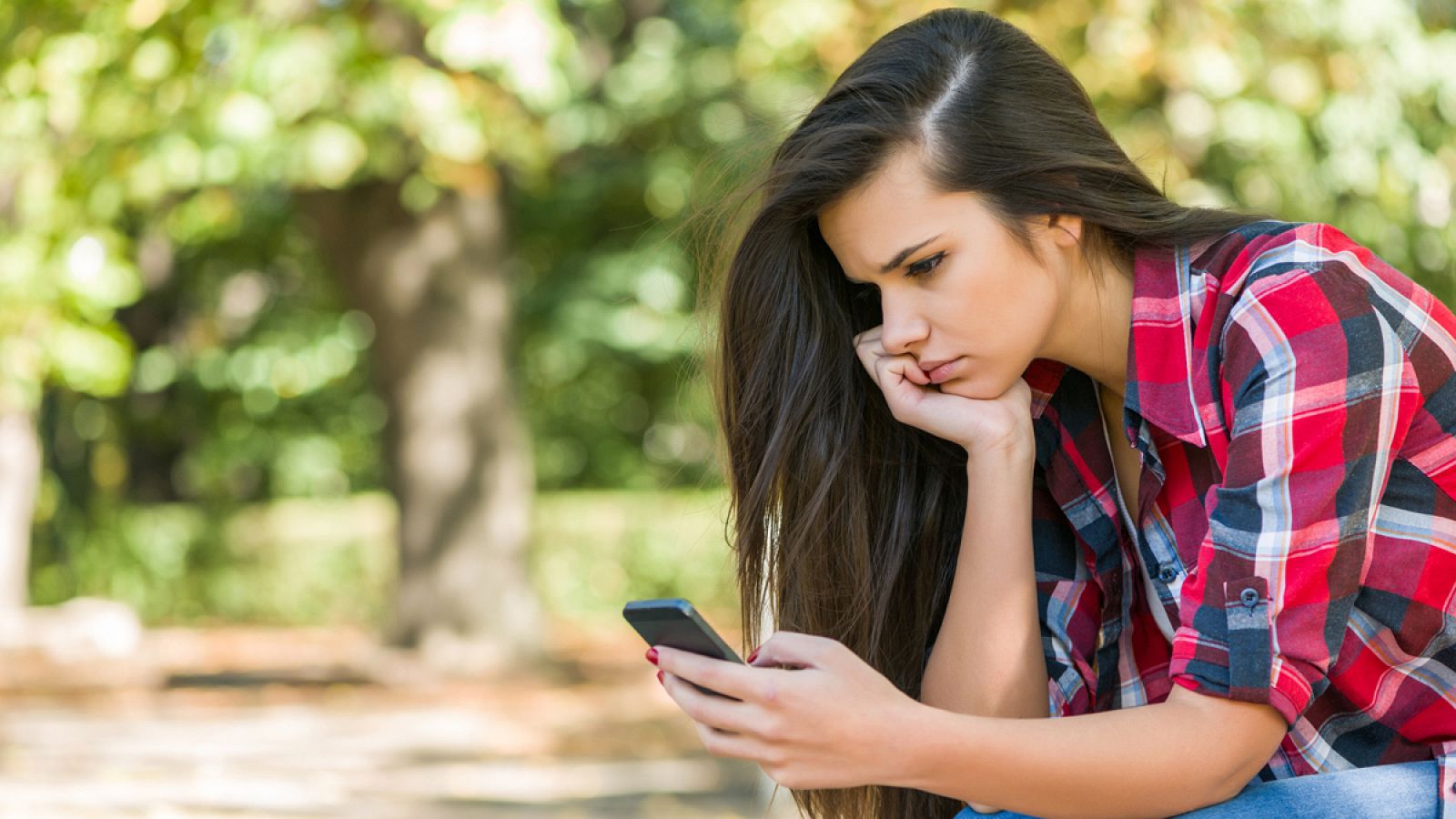 Preocupación global: un informe revela niveles alarmantes de infelicidad en jóvenes.
