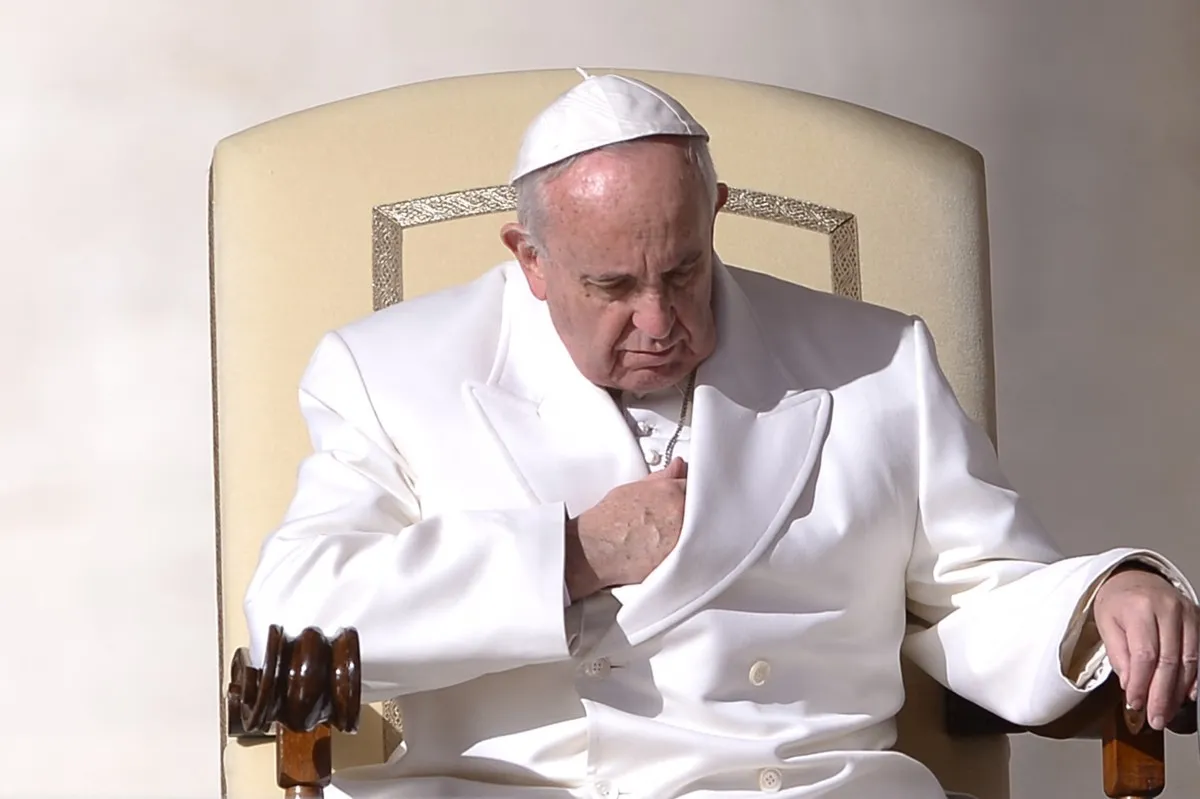 El papa Francisco enfrenta una neumonía y pasó la noche con oxígeno.