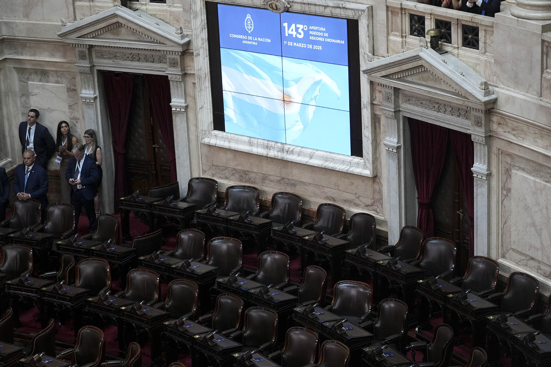 El Gobierno busca asegurar votos clave en el Congreso mientras prioriza el acuerdo con el FMI.