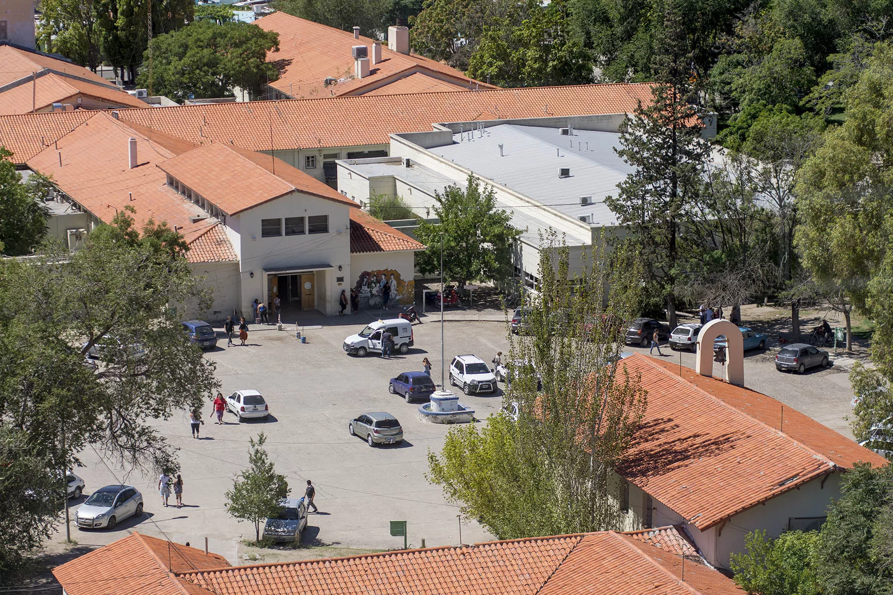 Una pequeña de 5 años de Roca terminó internada tras recibir un botellazo en medio de una pelea 