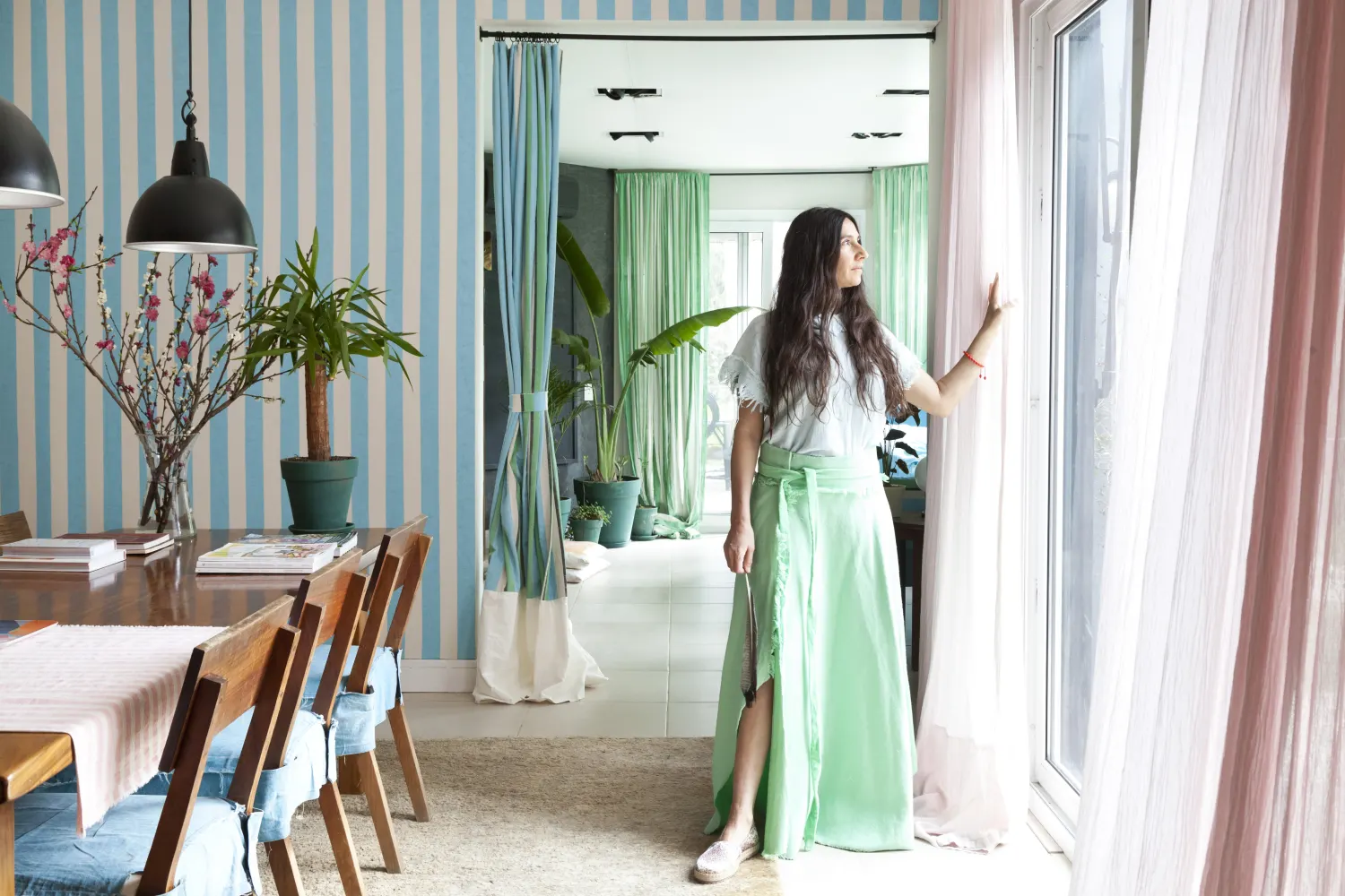 Creando Conexiones Emocionales en tu Hogar: Colores y Texturas Claves