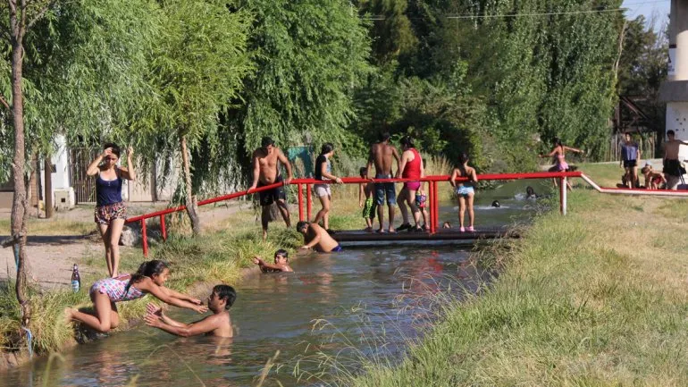 Piden a los vecinos de Cipolletti no bañarse en canales de riego