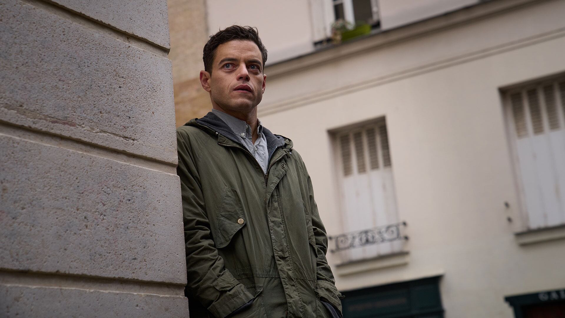 El Insólito Protagonista: Un Hogar Roto, Misión Crítica y Anti-Héroe Enredado