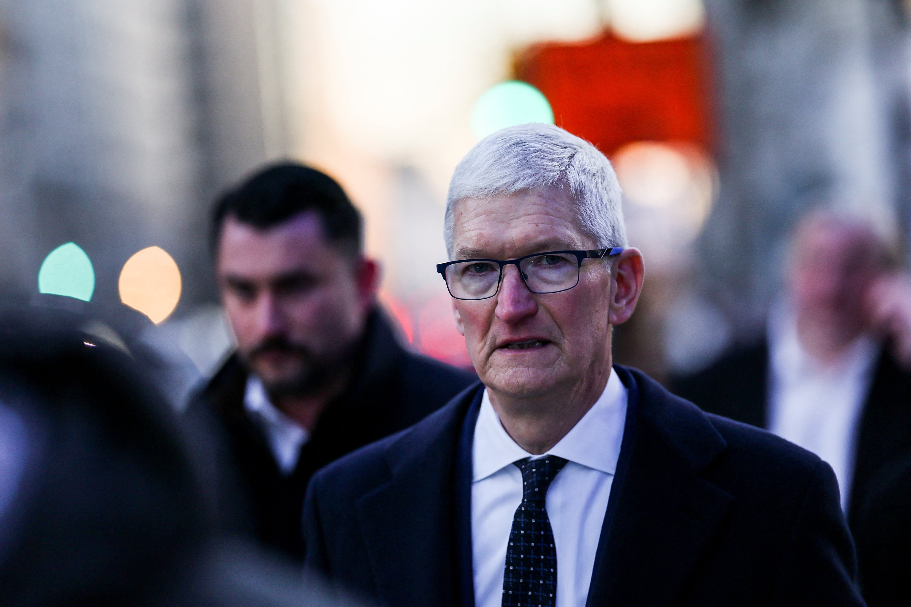 Tim Cook explica por qué el iPhone no se fabrica en Estados Unidos