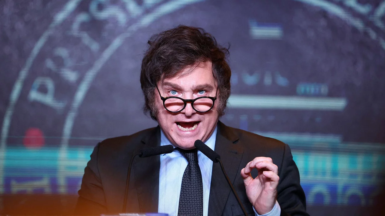 Javier Milei ajusta ARCA: reducen por decreto los sueldos más altos del organismo en un 80%