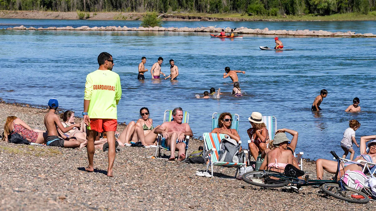 Nenes solos y jóvenes alcoholizados, la preocupación de los guardavidas en el río Limay